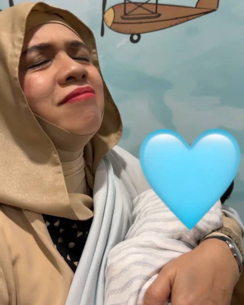 Ekspresi penuh haru Geni Faruk saat menggendong Baby Arash.png
