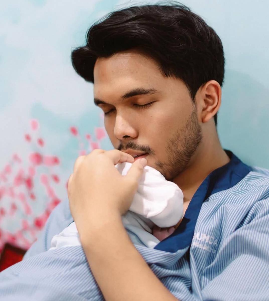 Papa Thoriq skin to skin dengan Baby Arash