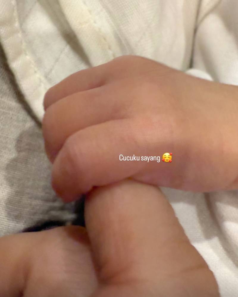 Potret lembutnya genggaman tangan Baby Arash dan Geni Faruk.png