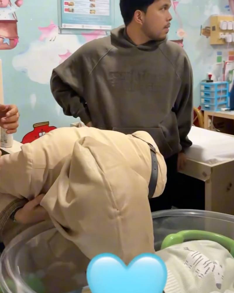 Momen pertama kali Geni Faruk bertemu dengan Baby Arash.png