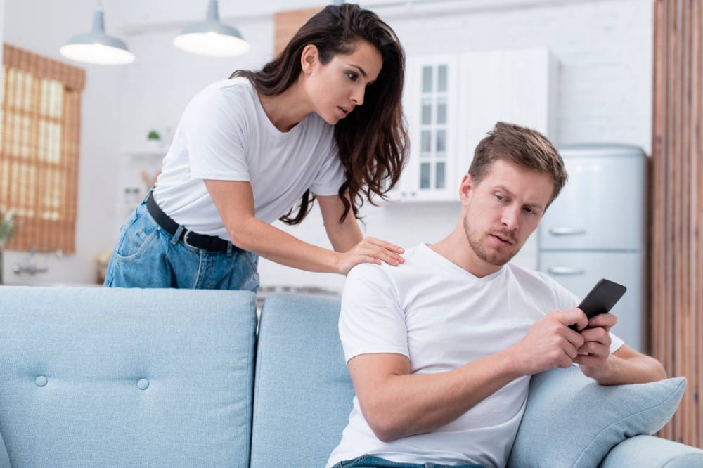 Ciri Pasangan Selingkuh dengan Teman Kerja