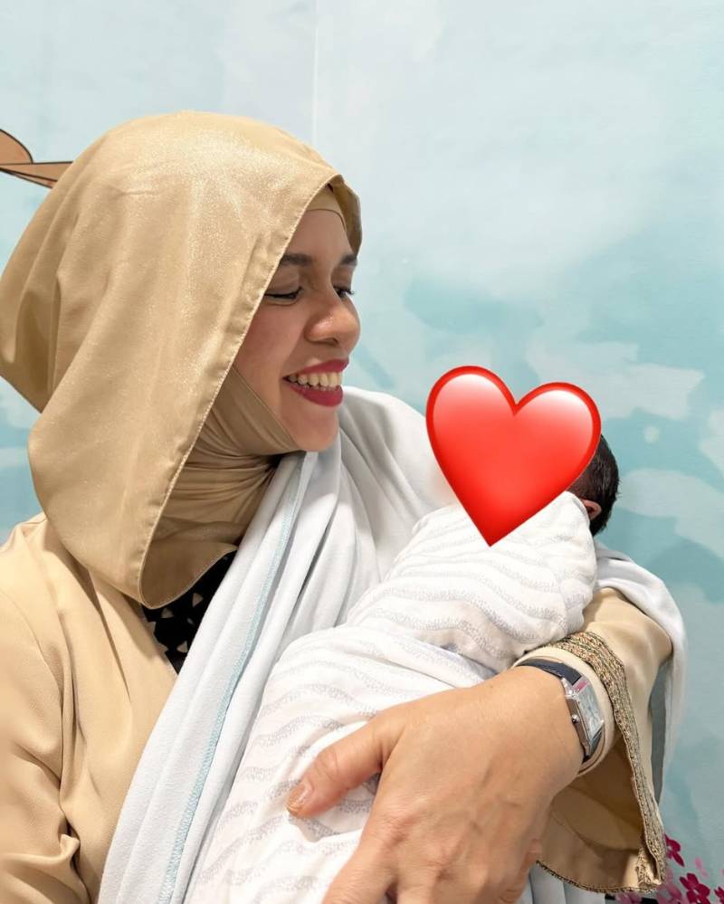 Tatapan dalam dan senyum bahagia Geni Faruk saat menggendong Baby Arash.png