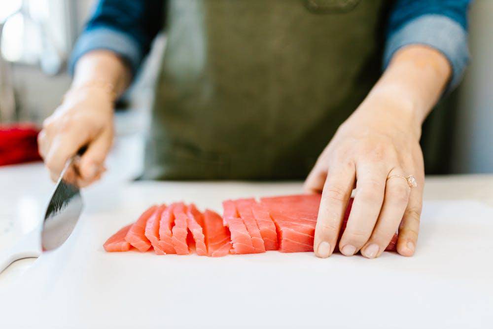 ilustrasi memotong tuna (pexels.com/RDNE Stock project)