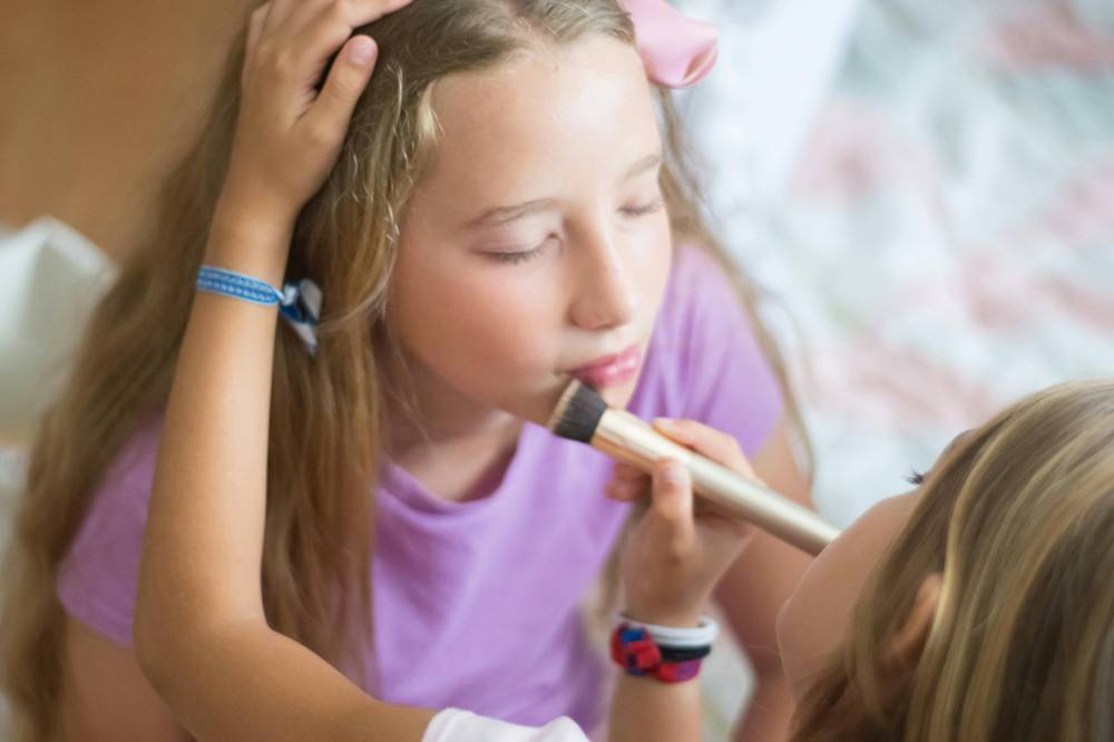 Anak perempuan didandani temannya