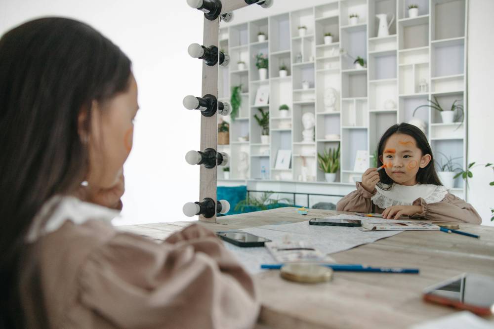 Anak perempuan melukis wajahnya