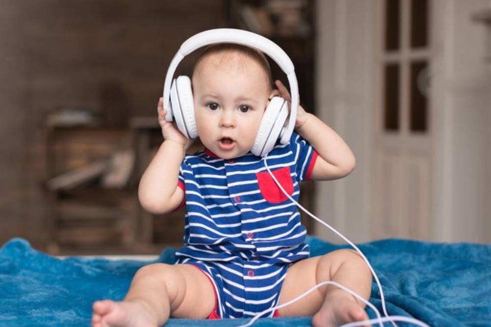 Bayi mendengarkan musik .png