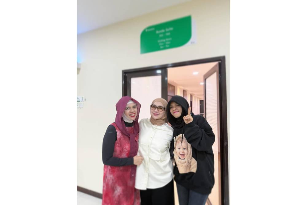 Foto Reza Artamevia Mengasuh Baby Arash 1.png