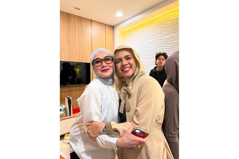 Foto Reza Artamevia Mengasuh Baby Arash 2.png