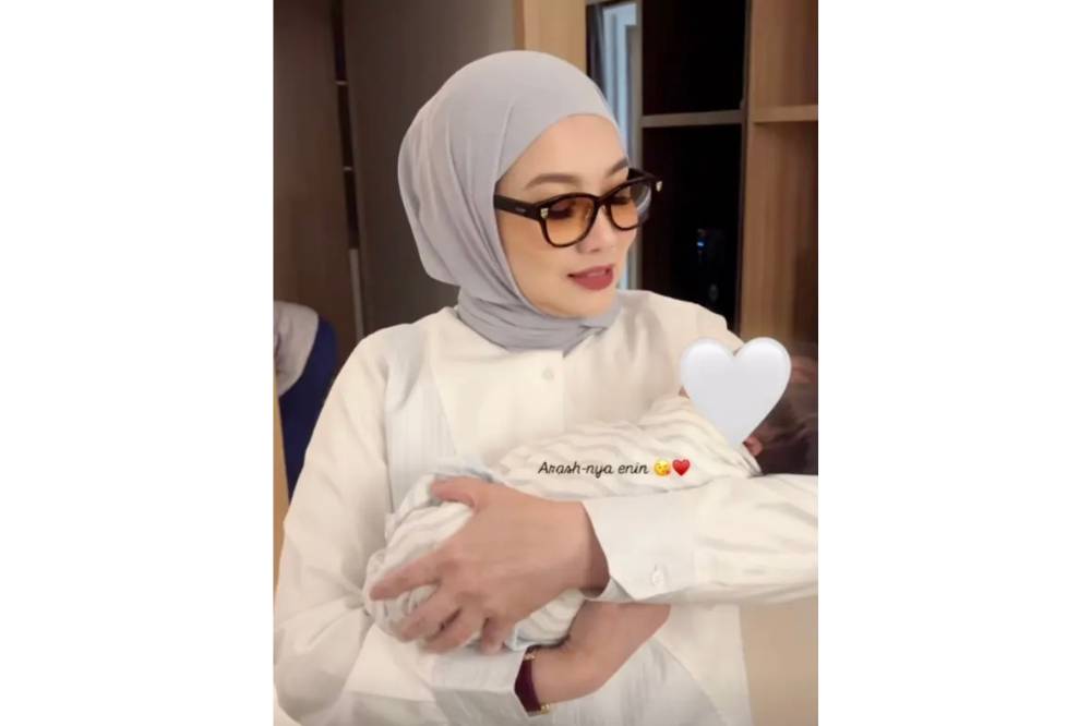 Foto Reza Artamevia Mengasuh Baby Arash 4.png