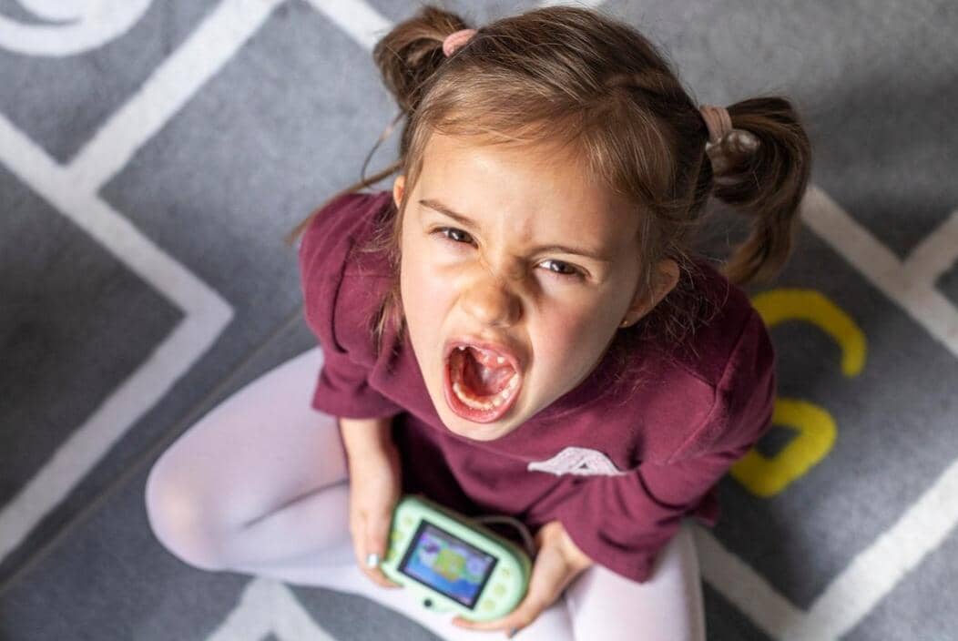 Anak perempuan tantrum