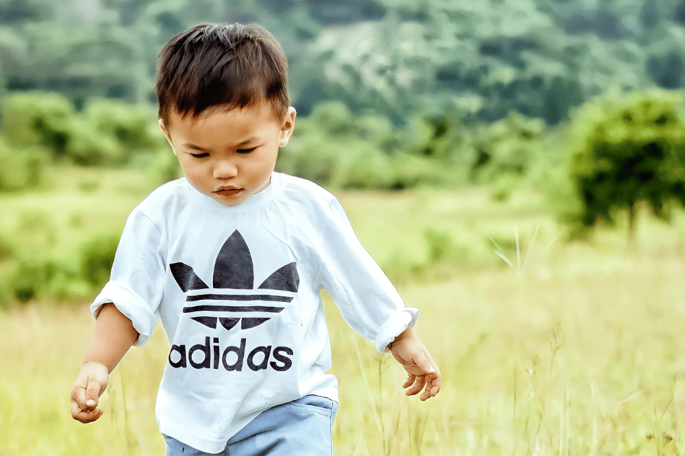 Anak berjalan di rerumputan