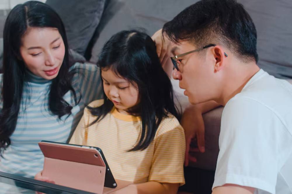 Mengajak anak bermain online bersama