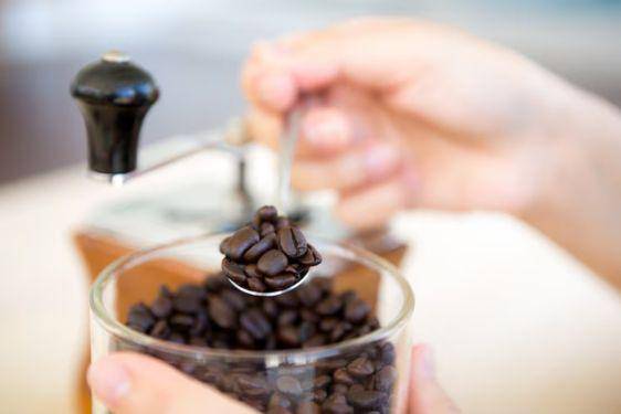 Apa Itu Tradisi Coffee Testing atau Coffee Cupping? Habit Karyawan Kedai Kopi
