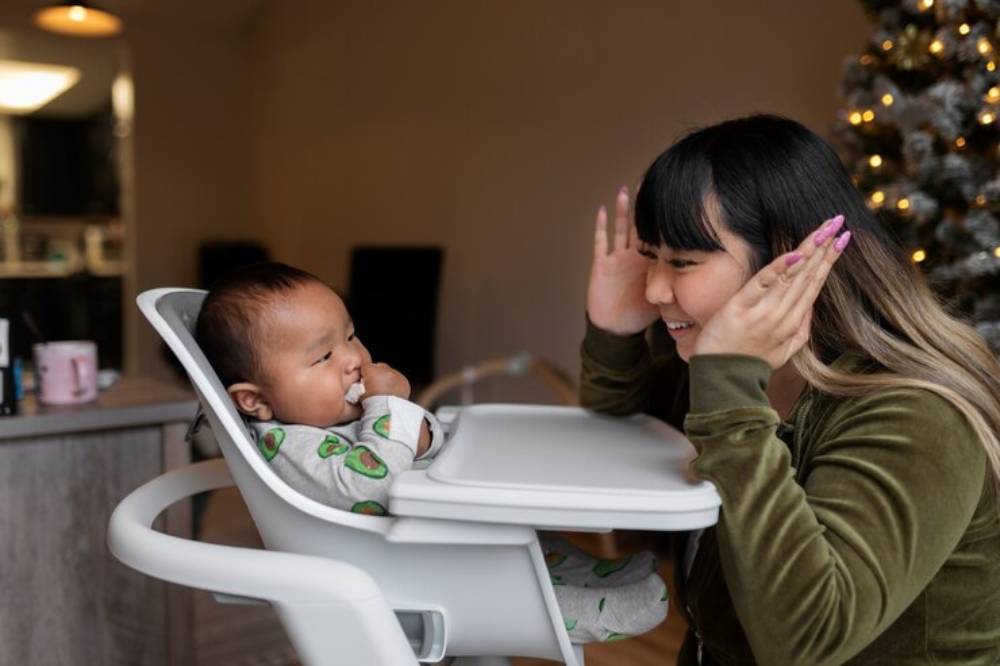 Tips untuk Meningkatkan Perkembangan Sosial Emosional pada Bayi 5.png