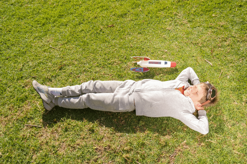 Anak berbaring di tanah lapang