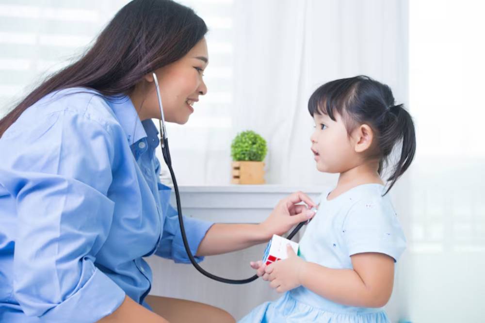 anak sedang diperiksa