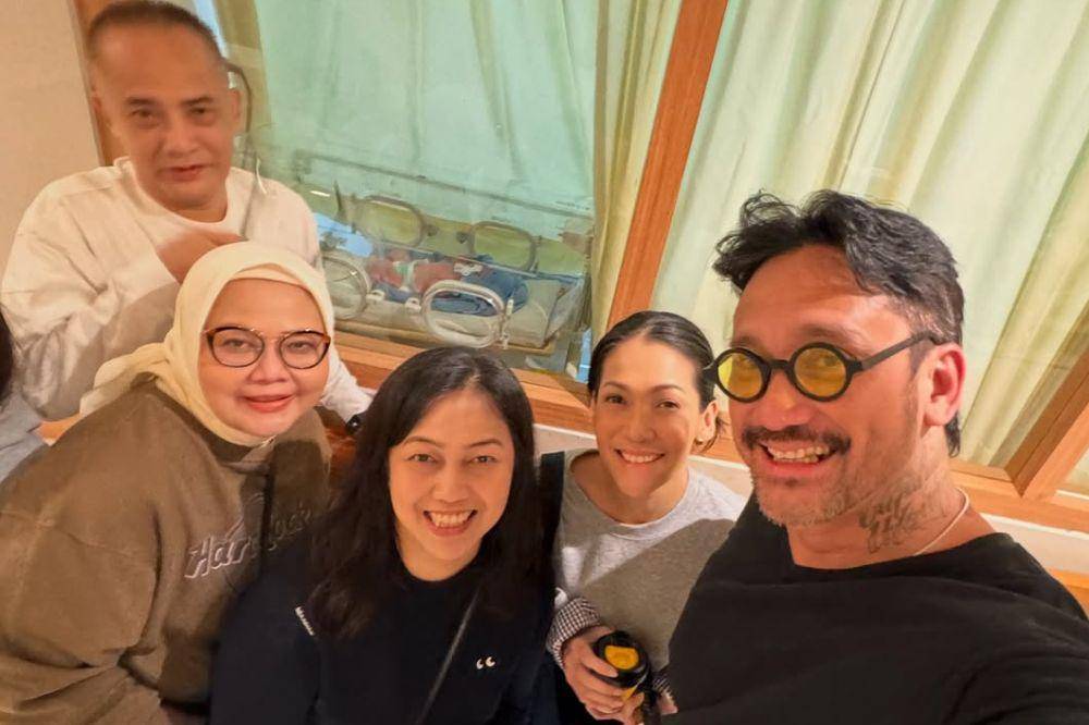 Tora Sudiro Dikaruniai Cucu Pertama, Resmi Jadi Kakek di Usia 52 Tahun (2).jpg