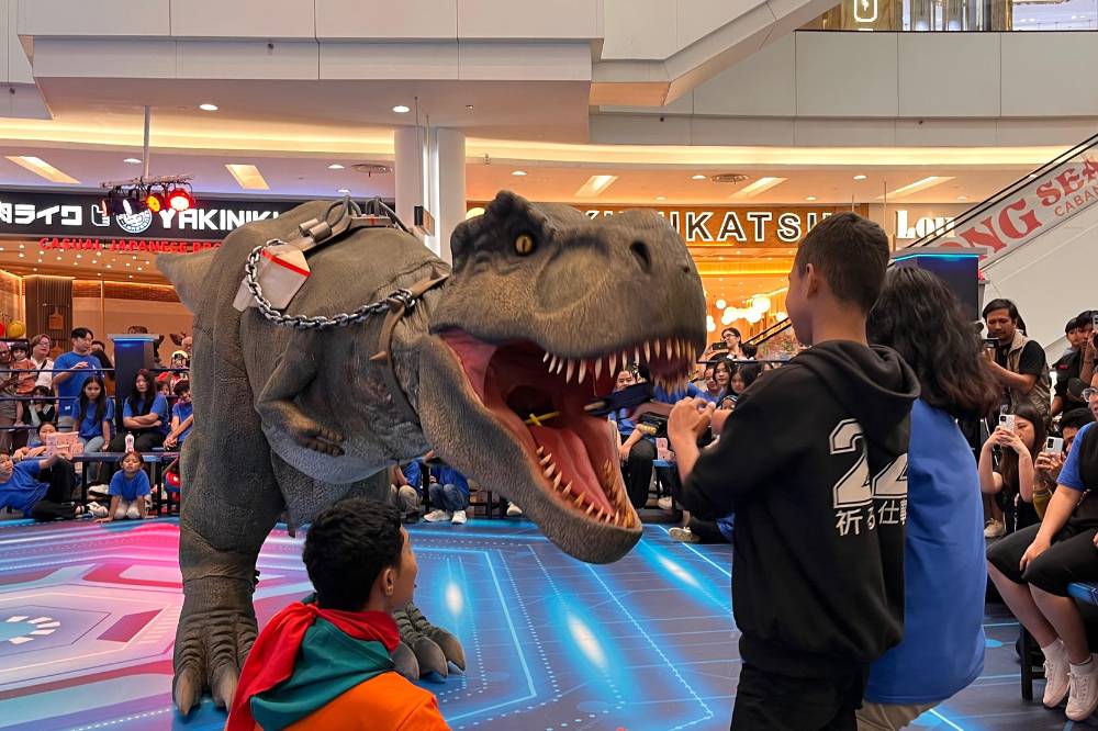 Anak-anak menembak T-Rex