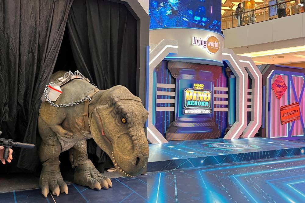 T-Rex keluar dari kandang di atrium