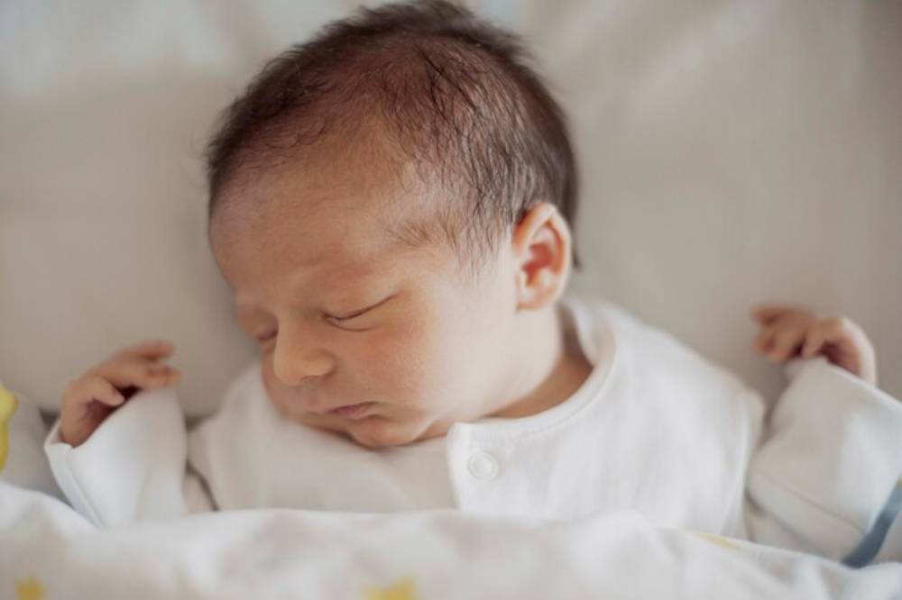 Penyebab Rambut Bayi Tumbuh Tidak Rata Menurut Dokter 1.png