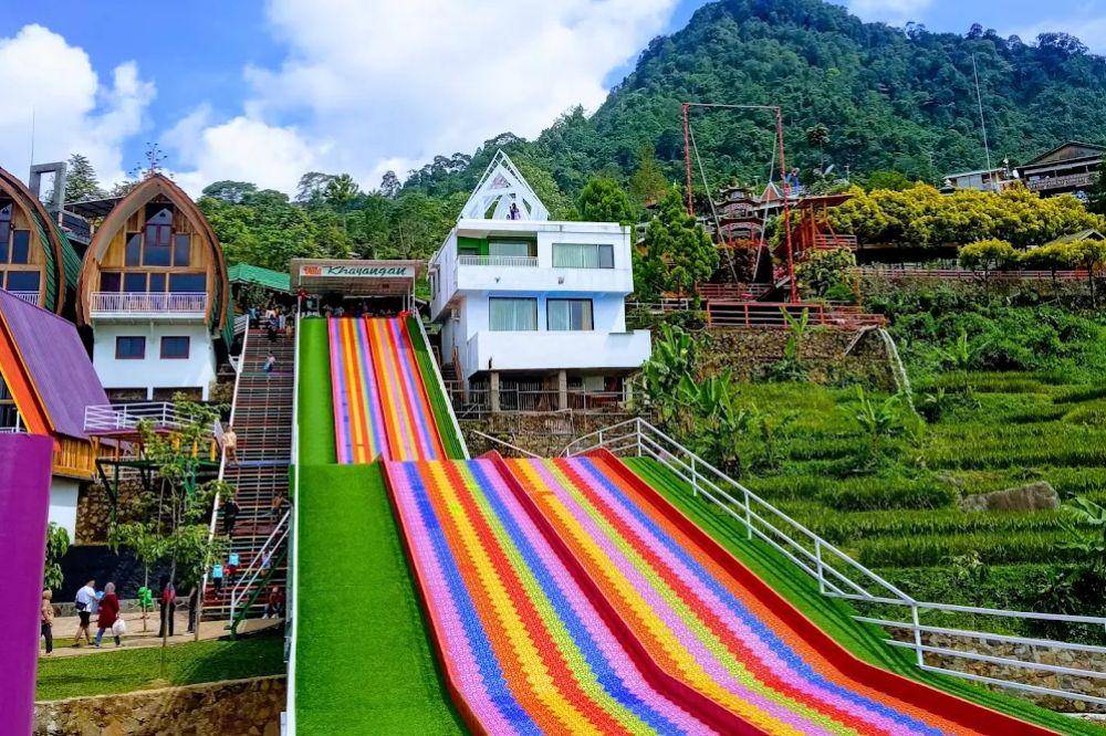 11-Rekomendasi Perosotan Warna-Warni yang Seru untuk Anak.jpg