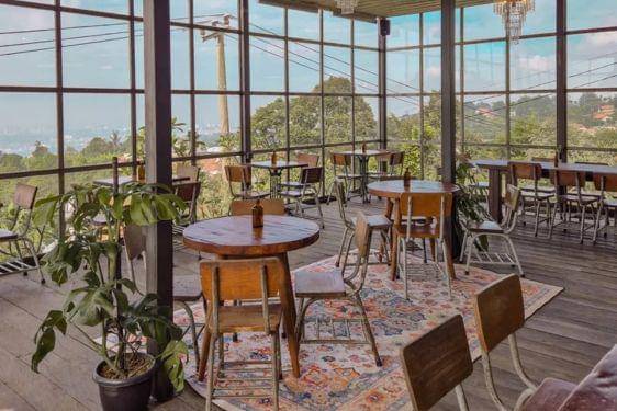 9 Cafe 24 Jam Bandung Terdekat, Sensasi Ngopi Malam di Hutan Pinus