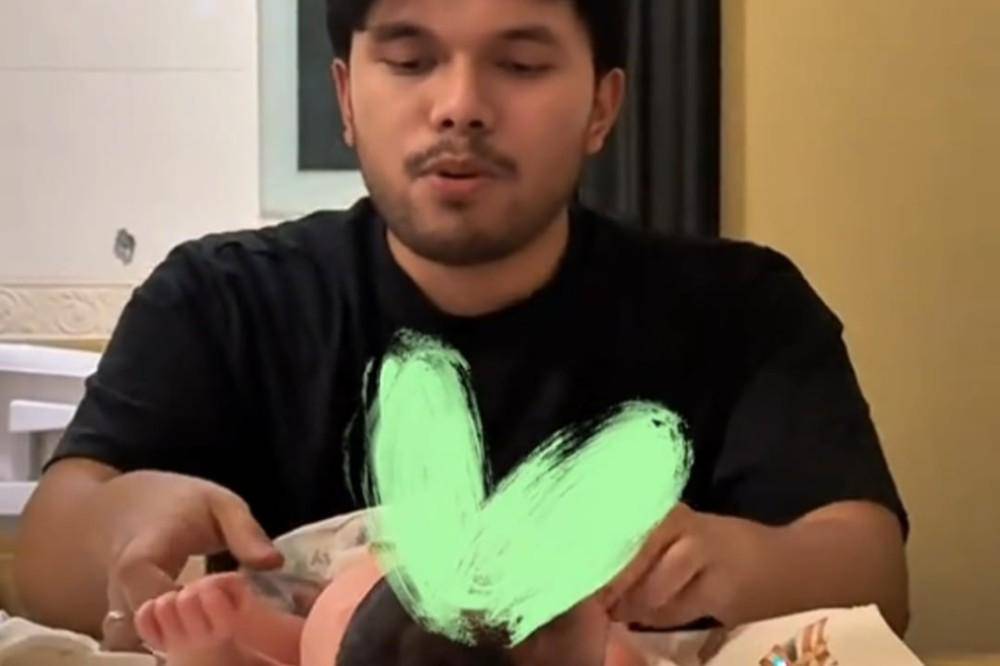 5 Potret Thariq Turut Mengasuh Baby Arash, Jadi Papa Sigap! 