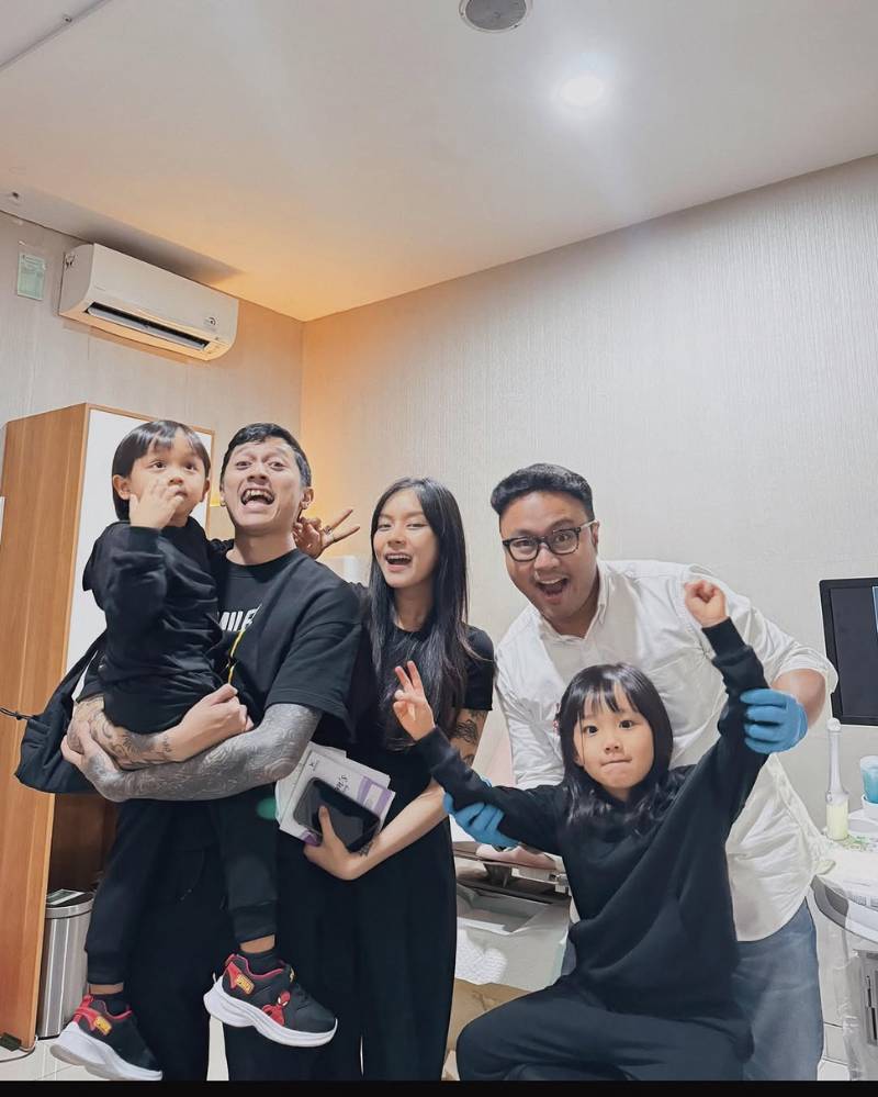 Momen hangat saat Irene USG kehamilan ketiga ditemani suami dan kedua anaknya.png