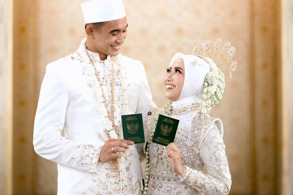 Rizky Ridho dan istri