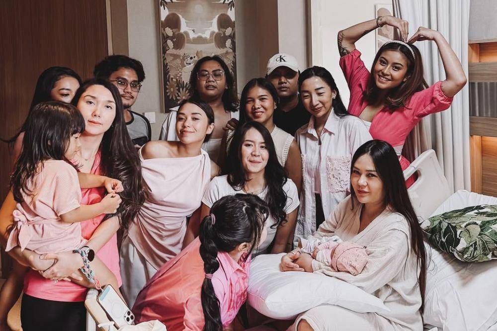 Awkarin Kunjungi Sarah Gibson setelah Melahirkan, Beri Pesan Manis untuk Sahabat (2).jpg