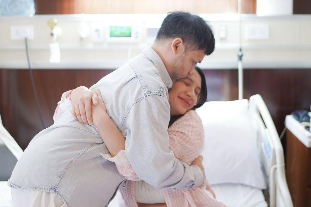 Acha Sinaga Melahirkan Anak Ketiga, Suami Setia Dampingi Prosesnya
