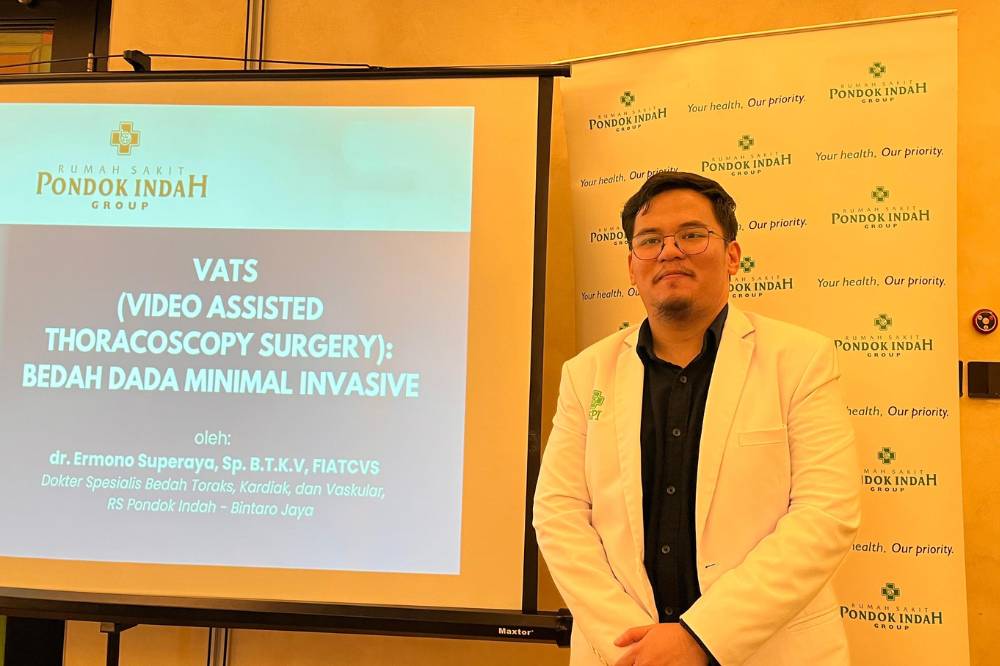 dr. Ermono selesai menyampaikan