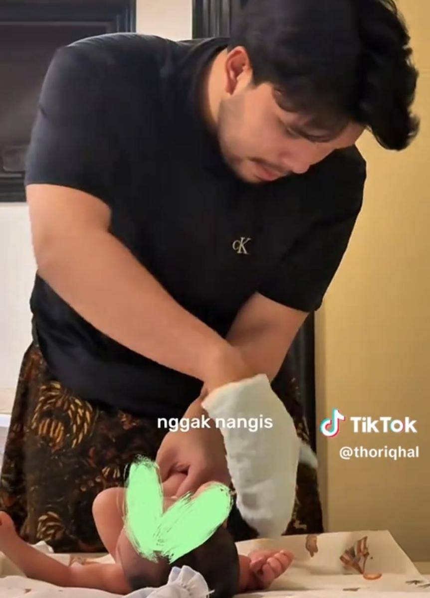 Thariq mengasuh Baby Arash