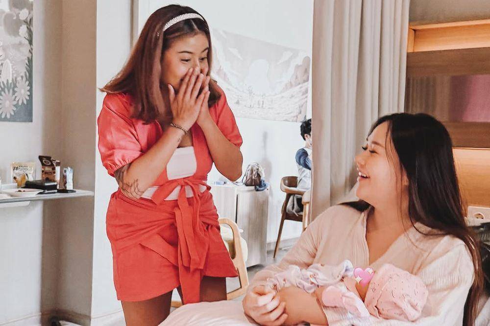 Awkarin Kunjungi Sarah Gibson setelah Melahirkan, Beri Pesan Manis untuk Sahabat (4).jpg