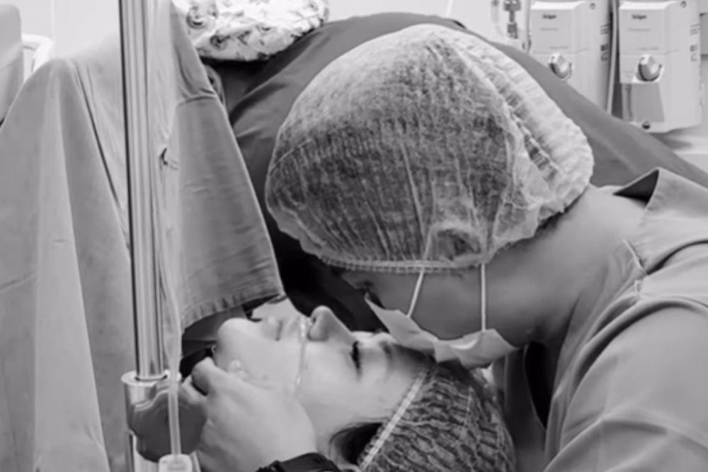 Sarah Gibson Melahirkan Anak Pertama Berjenis Kelamin Perempuan