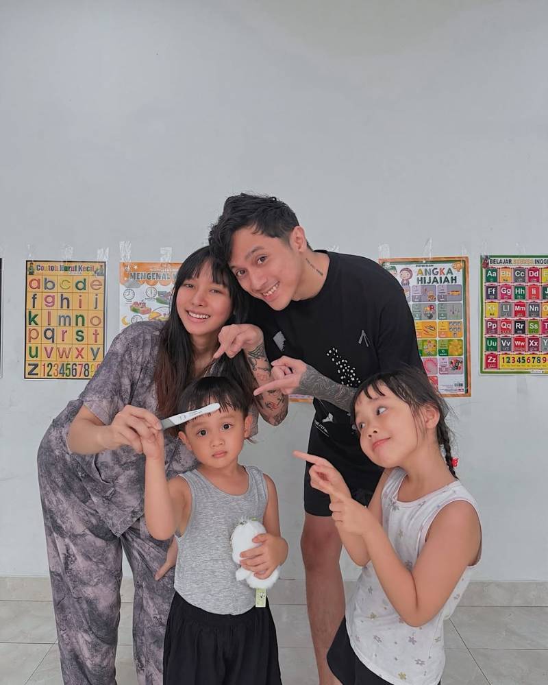 Irene mengumumkan kehamilan anak ketiganya pada bulan Februari.png