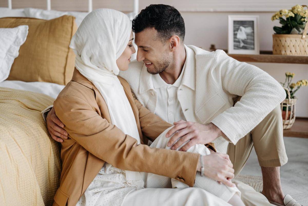 Hukum Istri Bercanda dengan Laki-Laki Lain