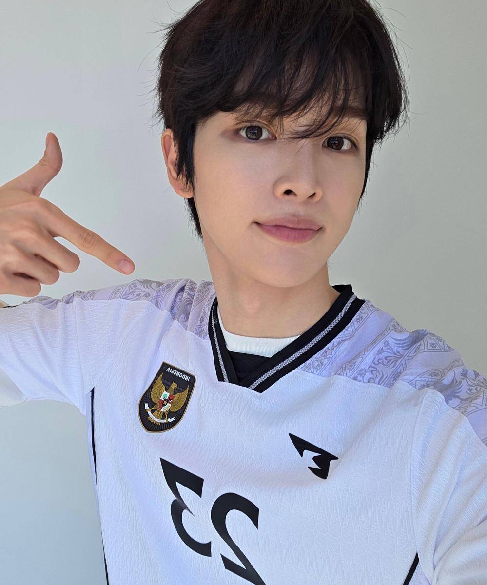 Sungchan RIIZE Pakai Jersey Timnas RI