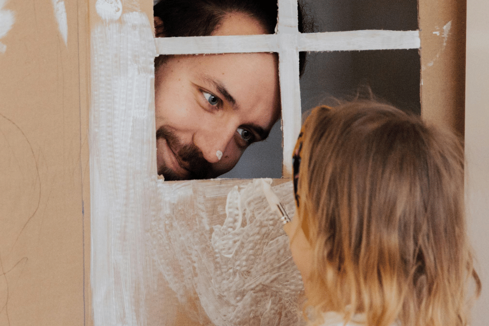 Anak dan ayah bermain petak umpet