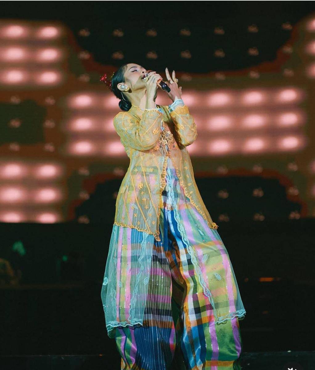 Gaya Andien berkebaya dalam HUT Jakarta