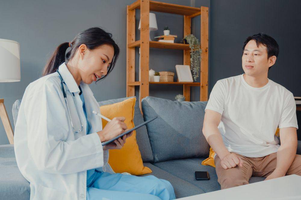 pria berkonsultasi dengan dokter.jpg