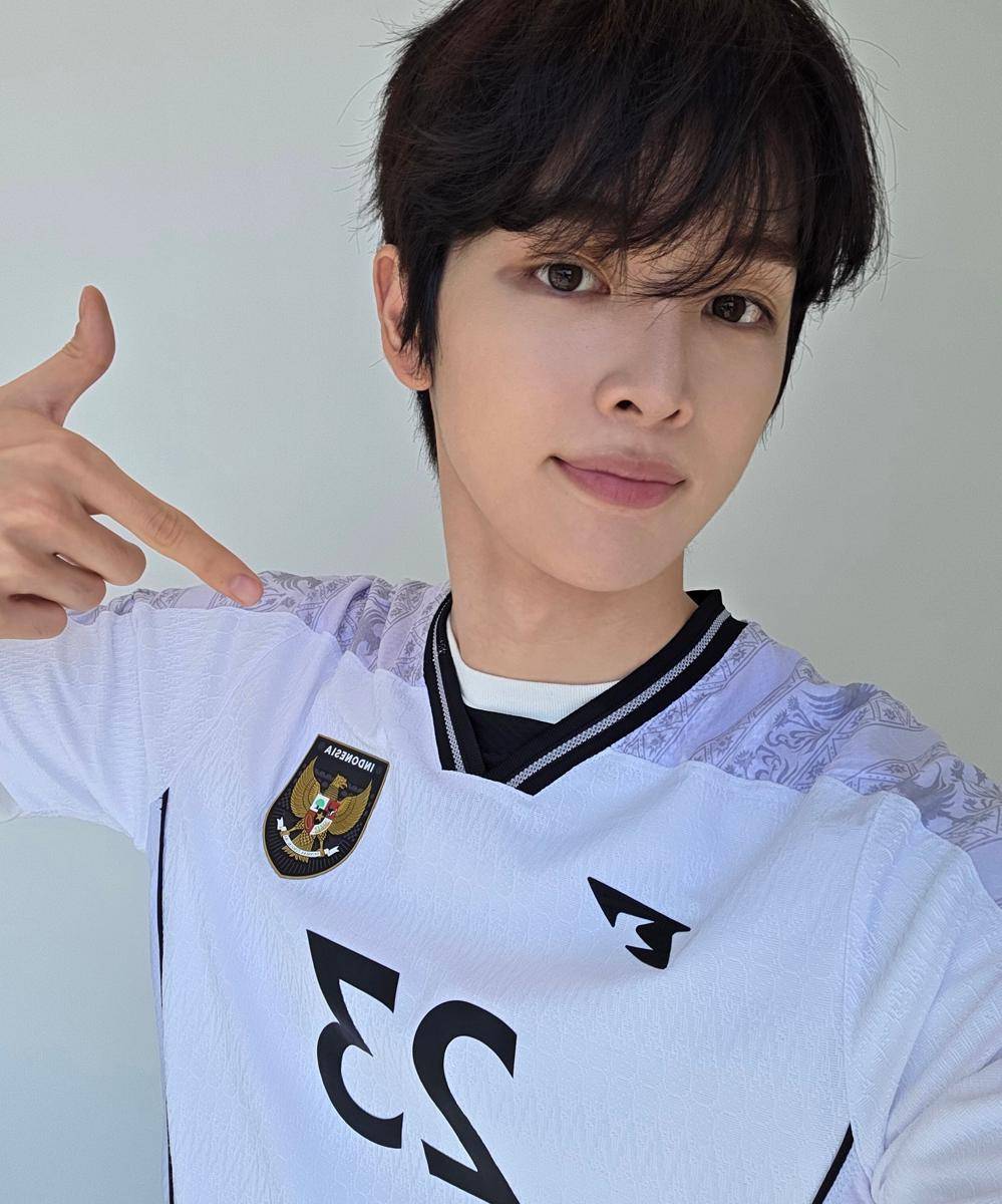 Sungchan RIIZE Pakai Jersey Timnas RI
