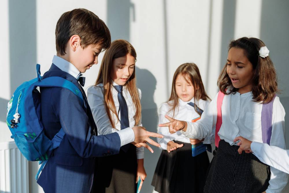 Anak laki-laki bermain bersama anak-anak perempuan