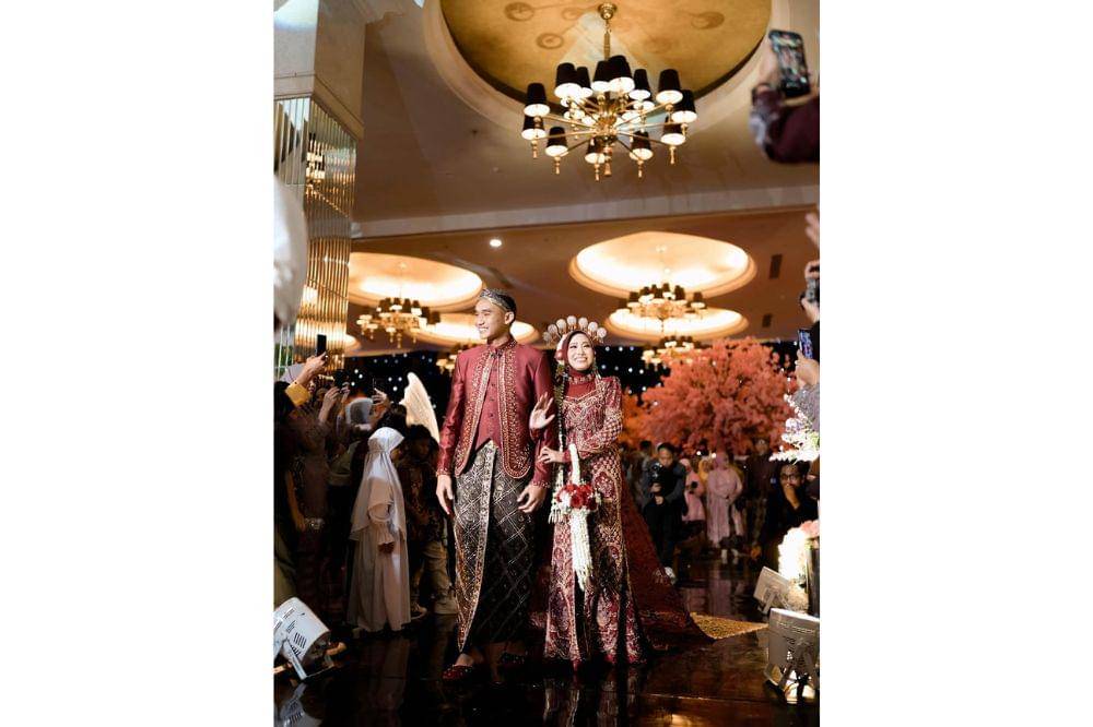 penampilan rizky ridho dan istri 4.jpg