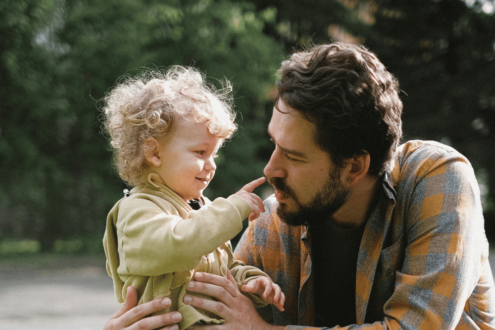 Anak menyentuh hidung ayah