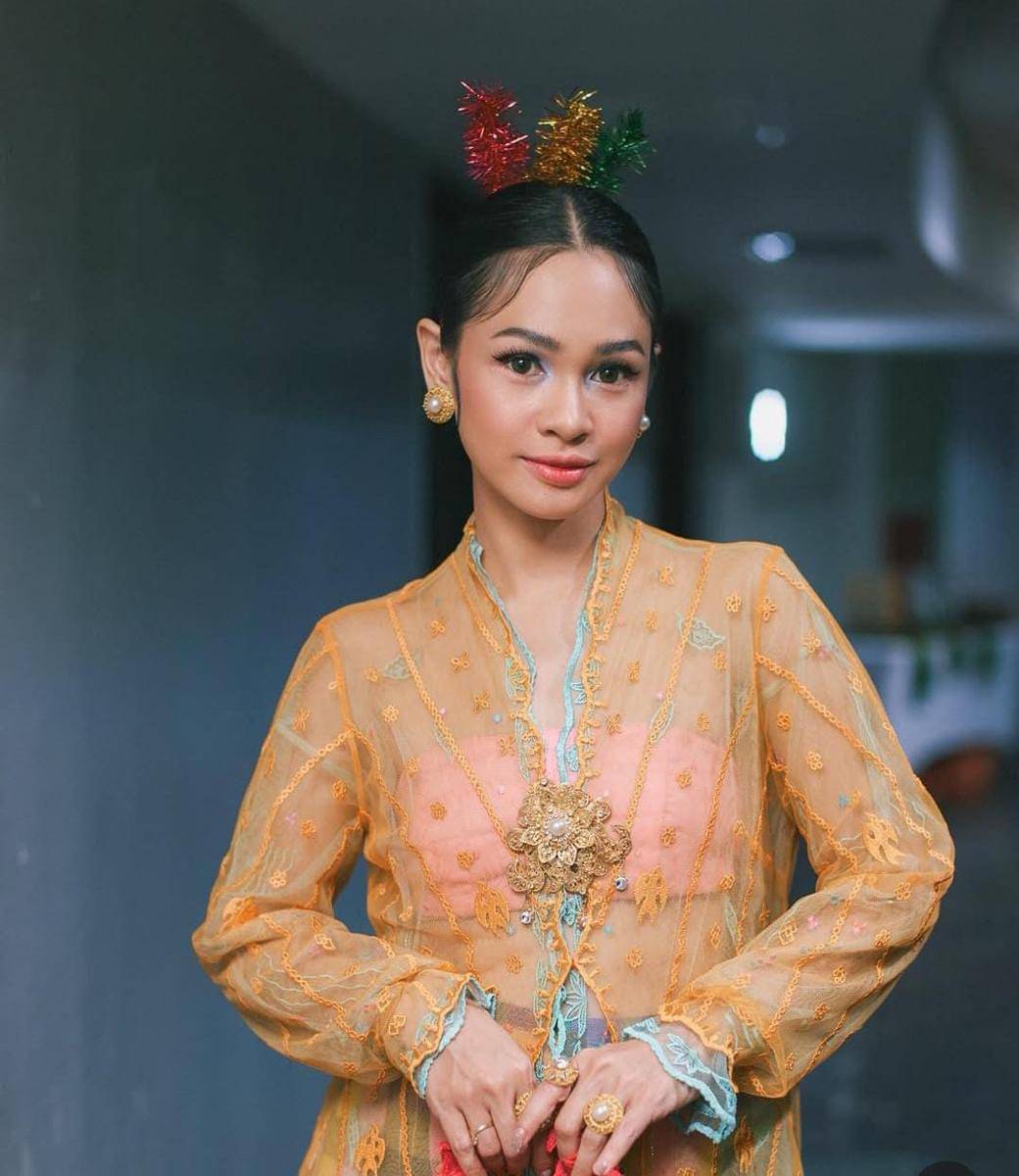 Gaya Andien berkebaya dalam HUT Jakarta