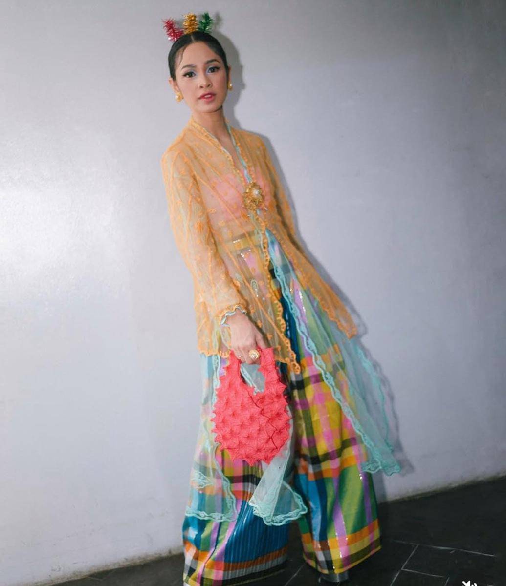 Gaya Andien berkebaya dalam HUT Jakarta