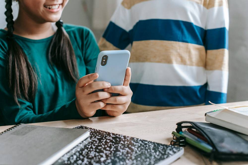 Ilustrasi gadget dan anak perempuan