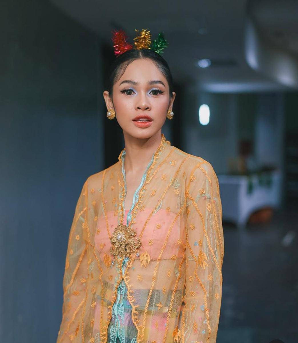 Gaya Andien berkebaya dalam HUT Jakarta