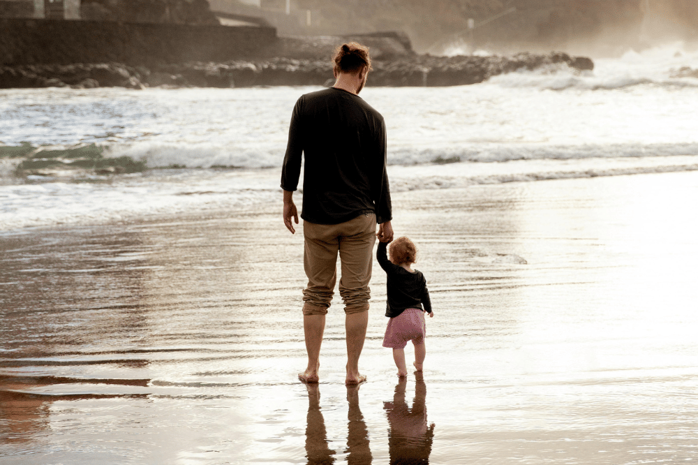 Anak dan ayah di pantai